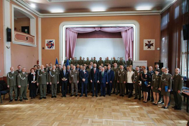 Wsp&oacute;lne zdjęcie wszystkich uczestnik&oacute;w uroczystej zbi&oacute;rki z okazji 107. rocznicy odzyskania niepodległości