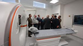 Goście na prezentacji tomografu zliczającego fotony