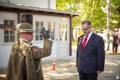 dyr bartlomiej guzik z żołnierzem przy budynku mcwbk