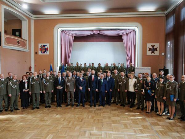 Wspólne zdjęcie wszystkich uczestników uroczystej zbiórki z okazji 107. rocznicy odzyskania niepodległości