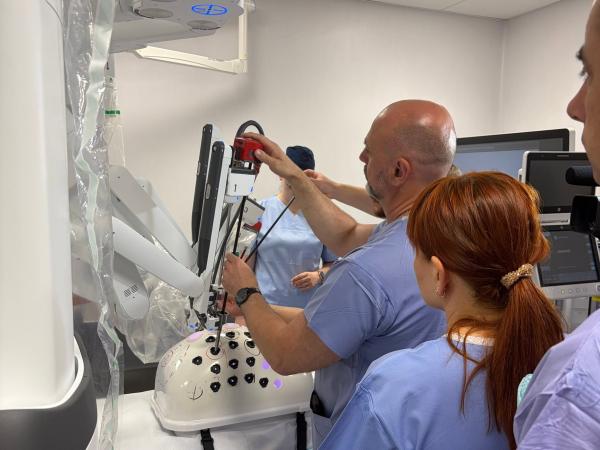 Ukraiński chirurg na warsztatach dotyczących pracy robota chirurgicznego DaVincu